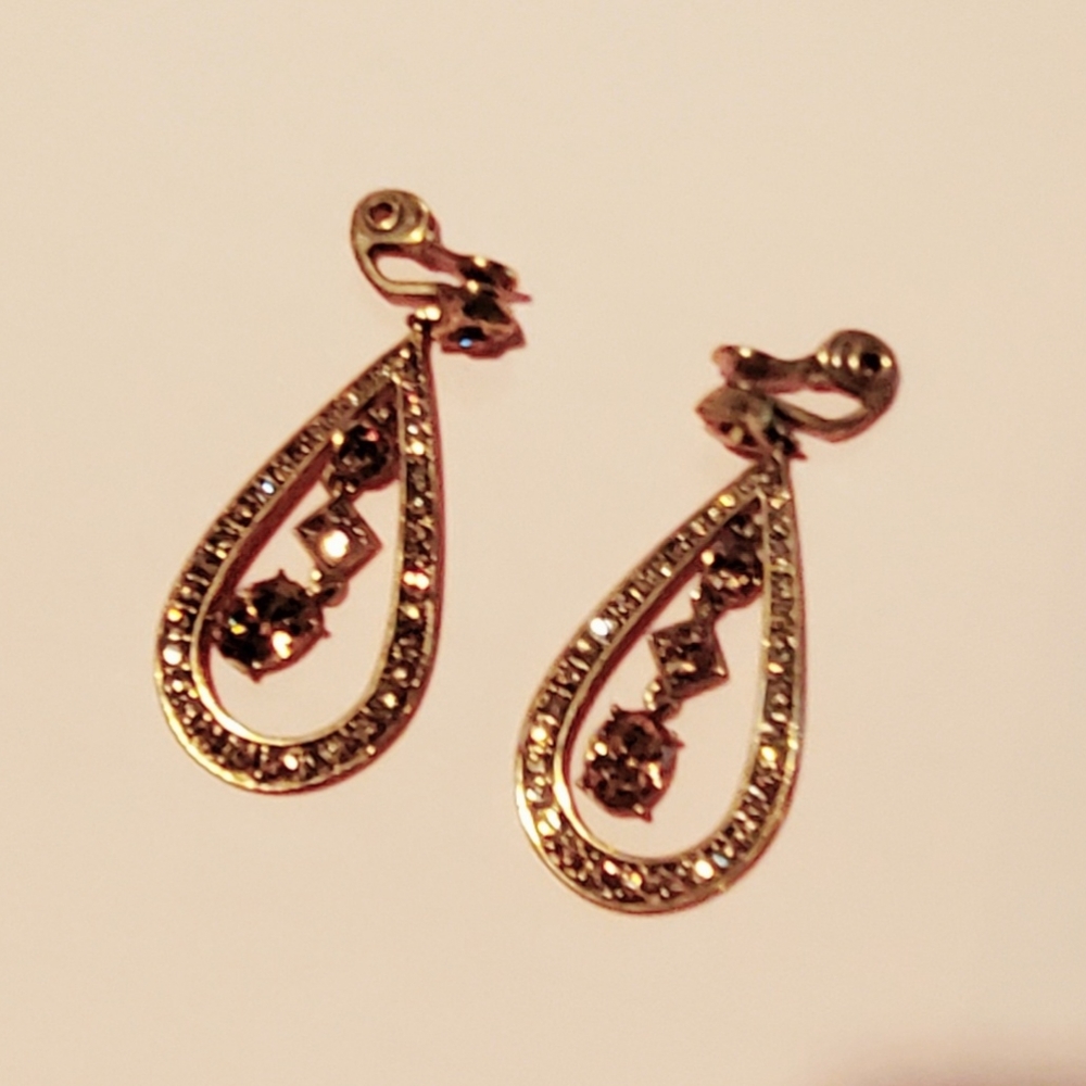Signed Monet Vintage clip on Earrings! - Picture 3 of 11